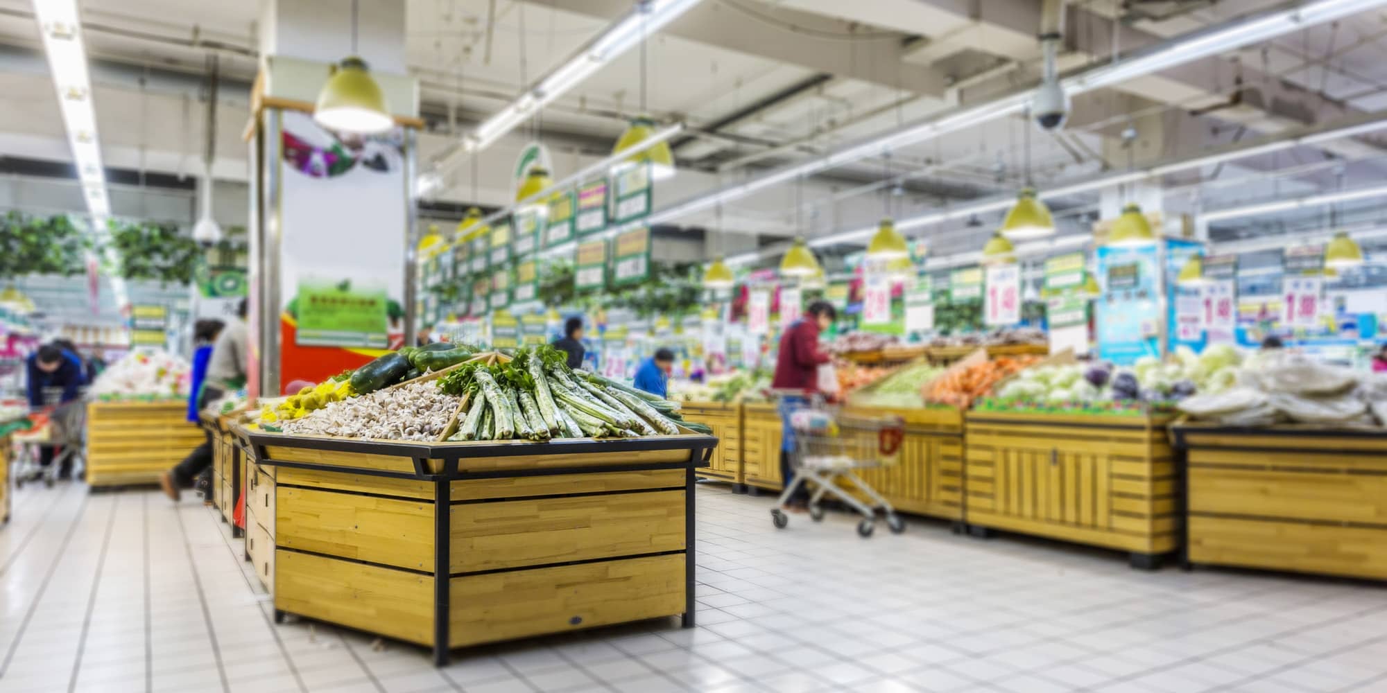 Fresh food isle at a physical grocery retailer